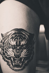 Pató de tatuatge de cap de tigre ferotge a la cama