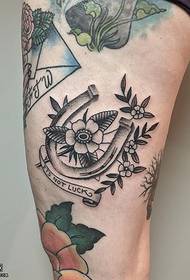 Estampado de tatuaxe floral de ferradura coxa