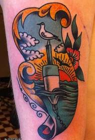 Bellissimo disegno del tatuaggio sulle gambe