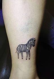 wêneyek tattooek zebra ya piçûk a xweşik di bin lingên ling de