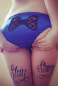 fiori sulle cosce del tatuaggio alfabeto inglese