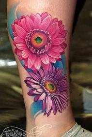 Bacaklar güzel çiçek dövme deseni
