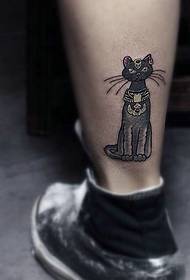 isang maliit na larawan ng tattoo ng pusa sa gabi sa binti