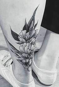 foto di fiori gamba tatuaggio moda low-key