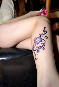 kojos violetinė mažų gėlių tatuiruotės modelis