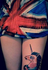 moda kadın bacak unicorn suluboya dövme deseni