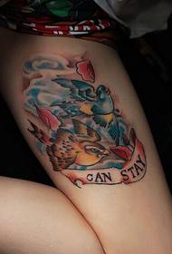 imilenze yabesifazane enhle ibukeka emibalabala i-tattoo yokugwinya iphethini