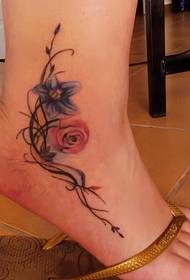 ножка маленькая свежая і прыгожая кветкавая татуіроўка