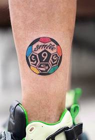 ein personalisiertes Fußball-Tattoo-Muster auf der Wade