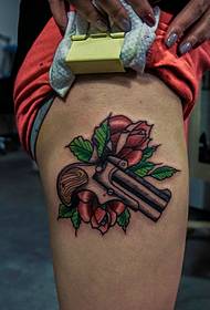 Червона троянда і водяний пістолет у поєднанні візерунок татуювання ніг