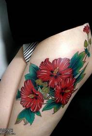 腿上漂亮的花朵紋身圖案