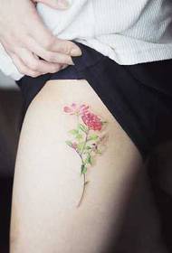 Padrão de tatuagem floral bonita coxa