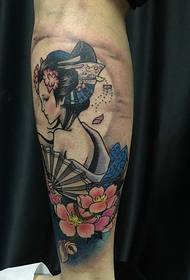 Спољна страна слике цветне тетоваже у боји ногу је веома привлачна