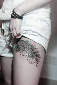 tjej lår genom sexig leopard huvud tatuering