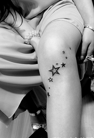 γόνατα ομορφιάς σε μοτίβα τατουάζ μικρών αστεριών
