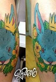 Modello di tatuaggio coniglio blu sulle gambe