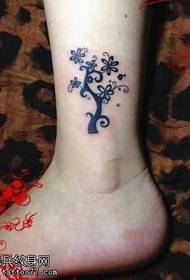 Modello di tatuaggio dell'albero delle gambe