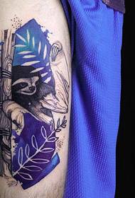 Стегна пофарбовані татуювання єнота візерунок