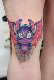 可愛的卡通蝙蝠紋身在膝蓋上