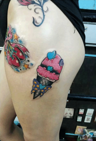 ličnost trešnja i sladoled tetovaža na bedru