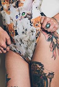 photo de tatouage totem alternative fille personnelle cuisse