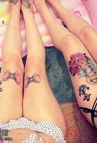 motif de tatouage de jambe de couleur arc