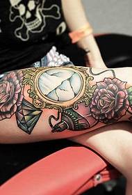 Bellissimo modello di tatuaggio a colori sulle gambe