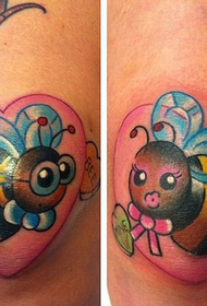 koljena na koljenu slatka mala pčela tetovaža