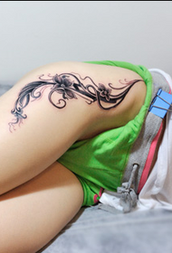 美女大腿漂亮的花藤纹身