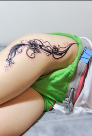 bellissimo tatuaggio bellissimo fiore della vite della coscia