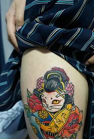mielas gėlių katės tatuiruotės paveikslėlis šlaunies išorėje