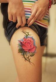 modello di tatuaggio rosa rosa coscia