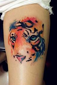 Mädchen Oberschenkel Farbe Tiger Kopf Tattoo Muster