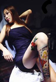 uzuri miguu Kiingereza mwanamke tattoo muundo