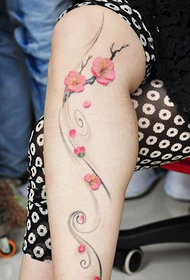 gambe di bellezza bellissimo bellissimo modello di tatuaggio colorato prugna