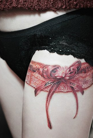 sarkans mežģīņu priekšgala tetovējums