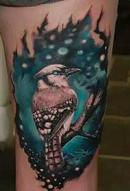 Birdie tattoo-foto op de tak wacht stilletjes