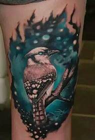 Picha ya tattoo ya birdie kwenye tawi inangojea kimya kimya