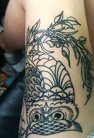 modèle de tatouage hibou de la jambe féminine