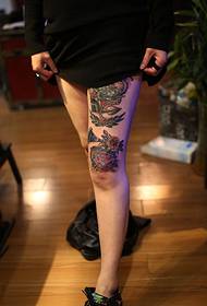 finas piernas largas con delicados tatuajes de tótem