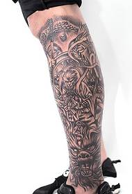 scheinbar kompliziertes schwarz-weißes Totem-Tattoo auf der Wade