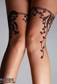 un modello seducente come le calze