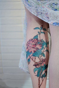 contendo 苞 苞 tatuagem de bezerro de flor de peônia