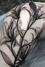 Rašalo stiliaus gėlių tatuiruotė