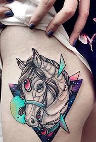 Zodiac Horse con un abbagliante tatuaggio geometrico stellato