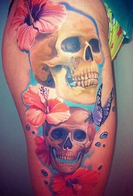 tatuaggio teschio femmina gamba farfalla
