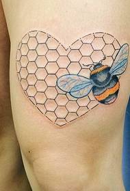 Honningkatt tatoveringsmønster på låret