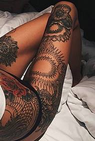 um conjunto de personalidade elegante da tatuagem de totem de perna de flor