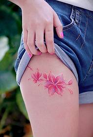 გოგონა ბარძაყის ლამაზი ყვავილების tattoo ნიმუში