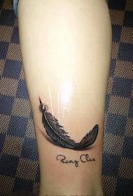cos ar phictiúr tatú cleite úr agus nádúrtha
